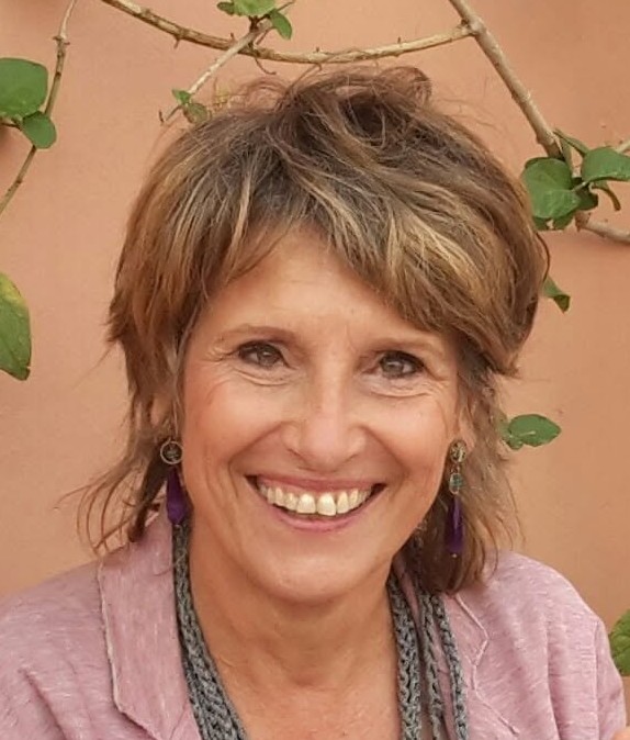 Portrait de Françoise Pendville, styliste et animatrice de l’atelier de stylisme – Créations Textiles Upcycling du CEC Regards Pluri’Elles.