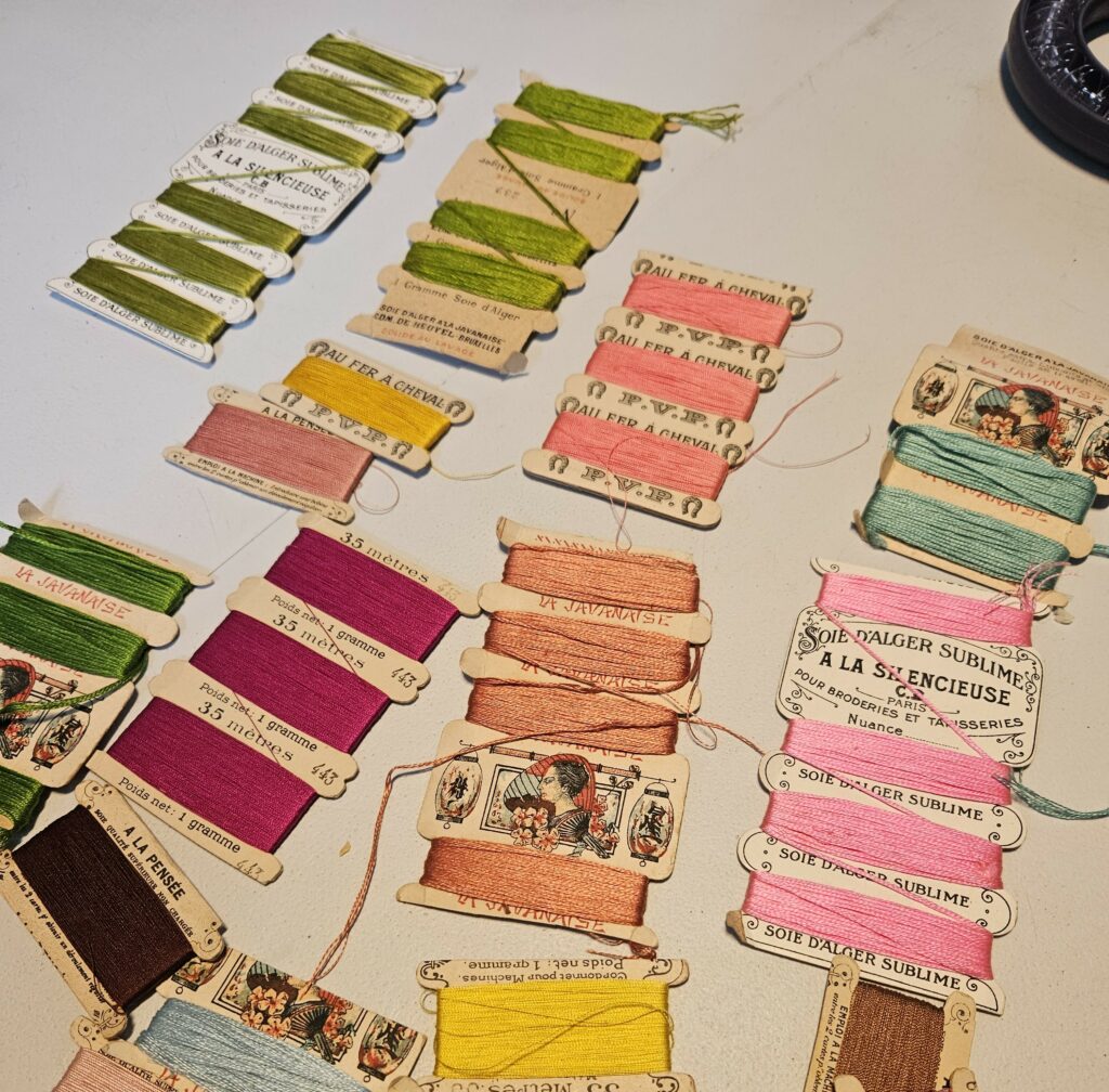 Échantillons textiles réalisés par les participantes dans le cadre de l’atelier de stylisme et créations textiles upcycling.