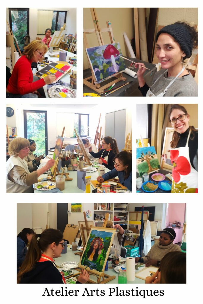 Participantes de l’atelier d’arts plastiques Regards Pluri’Elles en activité de création artistique et d’exploration des formes et des couleurs.