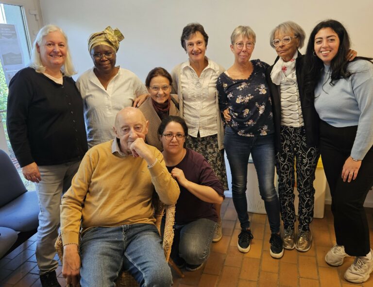 Groupe de participantes de l’atelier de modélisme et patronage du CEC Regards Pluri’Elles lors d’une activité collective.