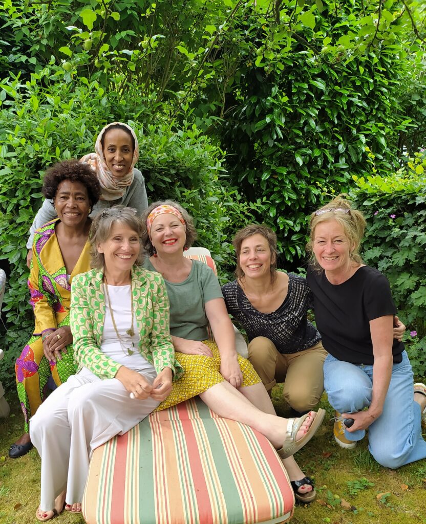 Les participantes de l’atelier de stylisme explorent la création textile, l’upcycling et l’expression créative dans un cadre convivial favorisant les échanges, l’apprentissage et la valorisation des savoir-faire.