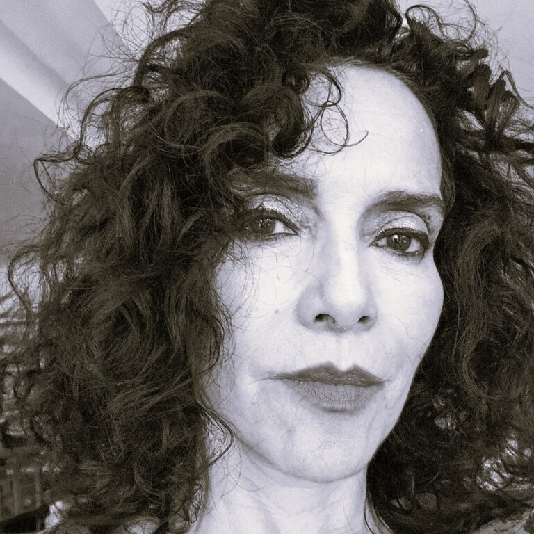Roxana Alvarado, artiste plasticienne et formatrice d'Atelier d'Arts Plastiques Regards Pluri’Elles.
