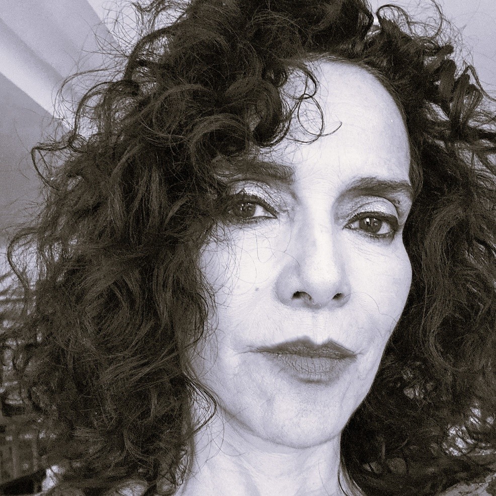 Roxana Alvarado, artiste plasticienne et formatrice d'Atelier d'Arts Plastiques Regards Pluri’Elles.