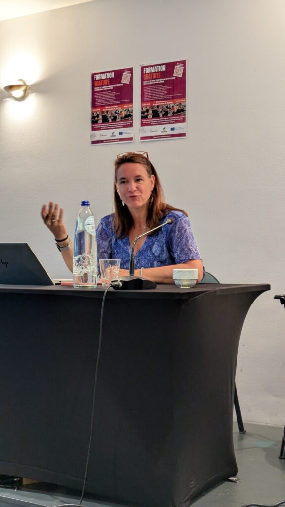 Aurélie Depondt, avocate et spécialiste en violences conjugales, lors de son intervention sur les violences conjugales et les premiers réflexes à adopter, pendant la formation EMW Platform à Bruxelles, le 2 juillet 2026.