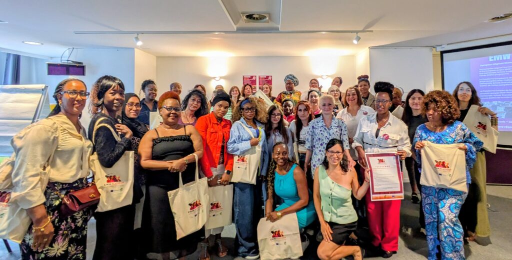 Photo de groupe des participantes, intervenantes et partenaires de la formation « Droits et participation citoyenne des femmes migrantes » organisée dans le cadre de l'EMW Platform à Bruxelles, le 2 juillet 2026.